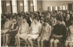 Jugendweihe 1969 (Jahrgang 54/55), fand wie immer in der Aula statt. Es war eine sehr schöne Veranstaltung mit sehr viel Kulturprogramm und Tanz am Abend.
Wie alle damals, hatten die Mädchen ihre erste Dauerwelle und wie man sieht, waren sie alle beim gleichen Friseur.
